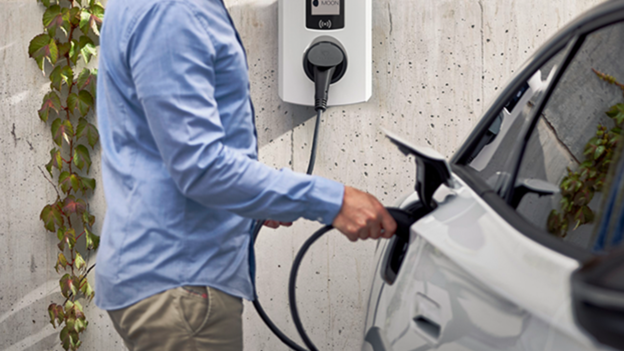 Muž nabíjejí auto s wallboxem