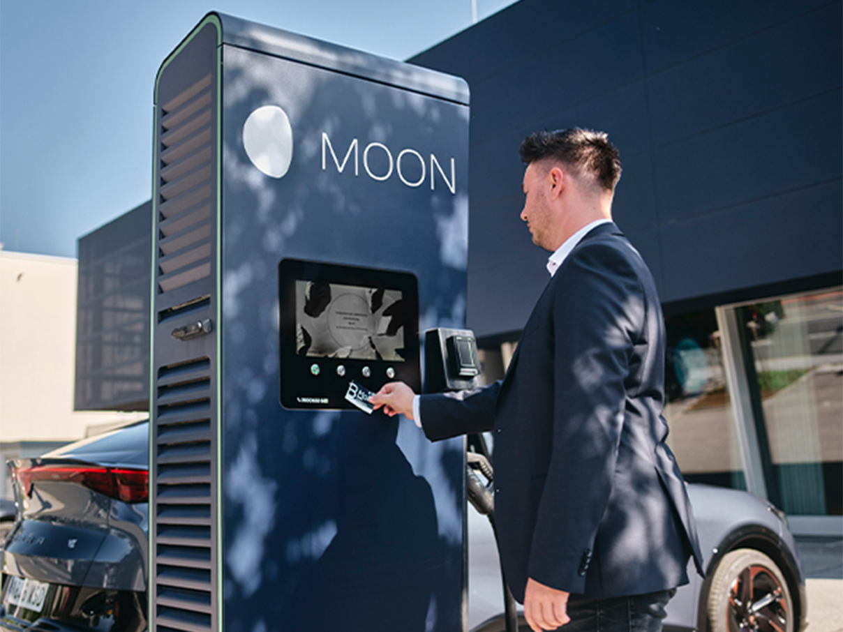 Karta je přikládána k displeji nabíjecí stanice