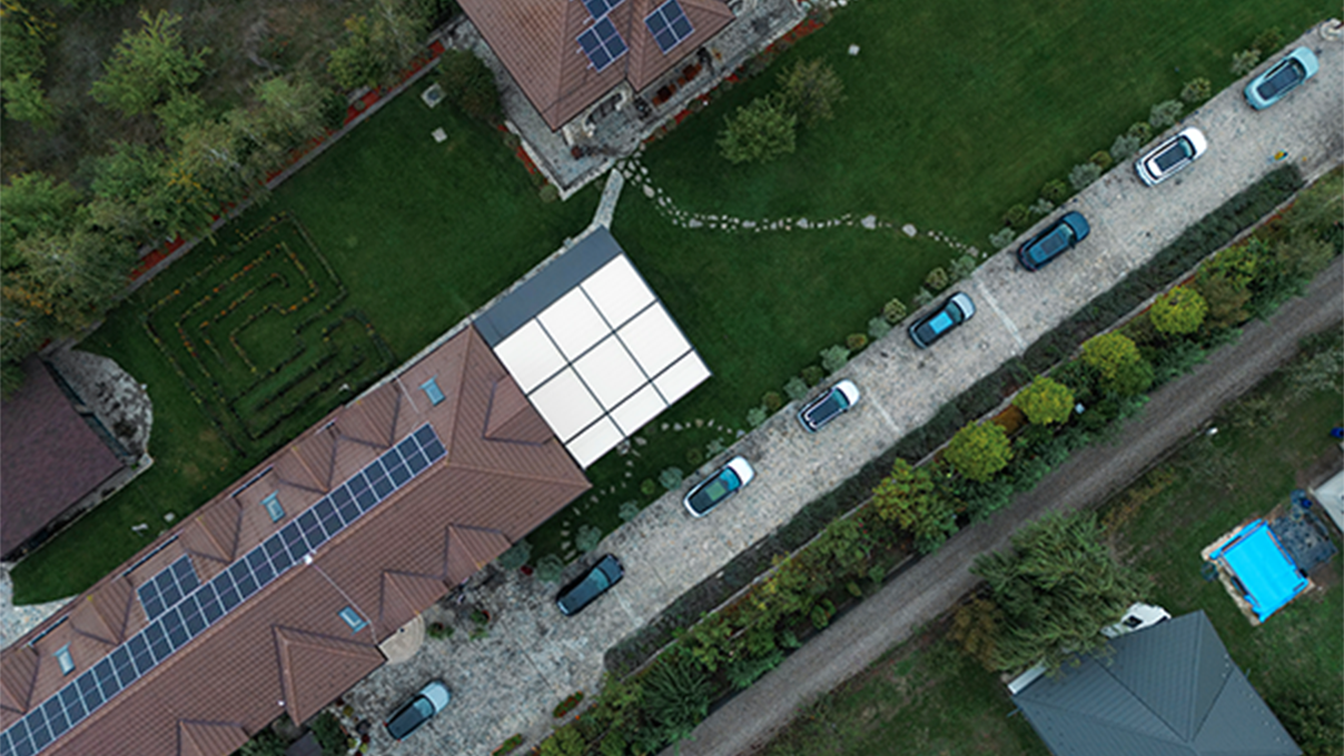 Dům s fotovoltaickým systémem na střeše shora