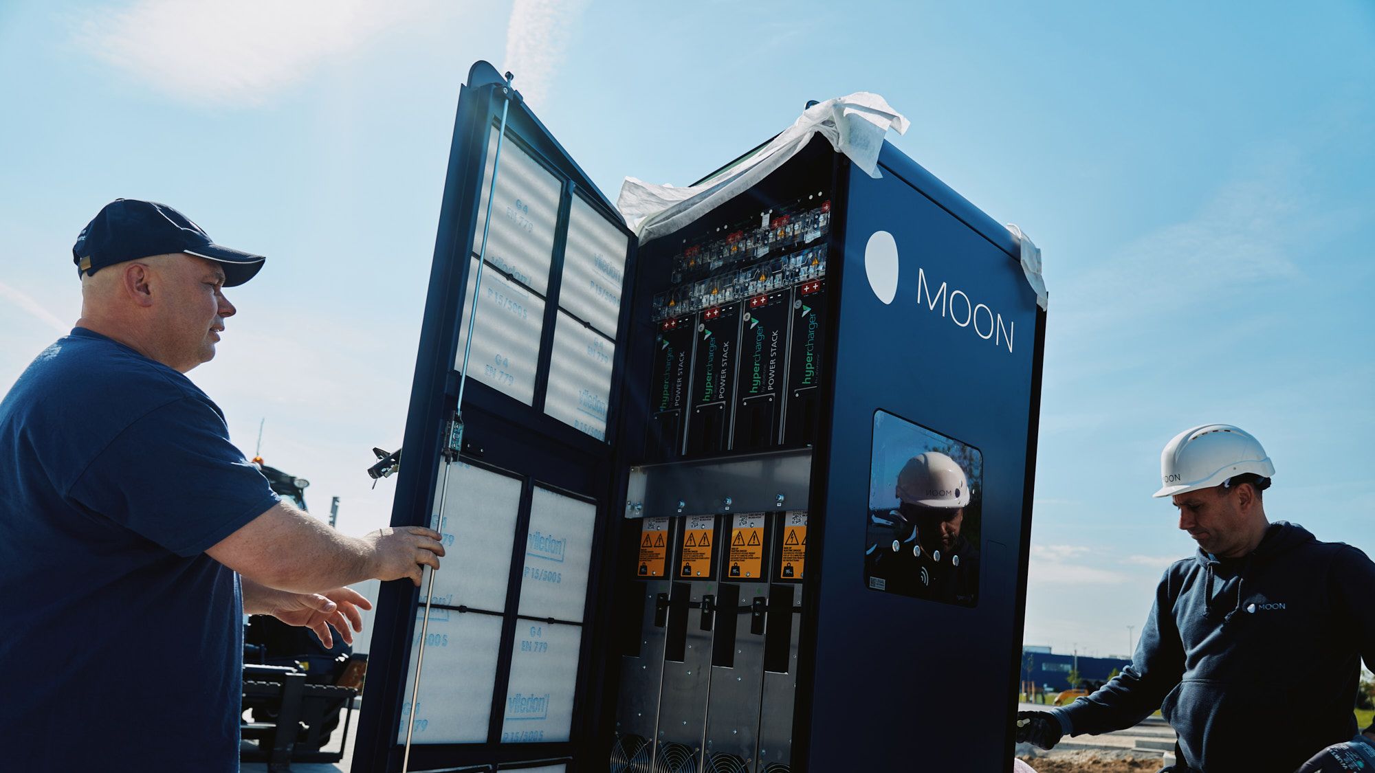 dva muži provádějí instalaci POWER Chargeru