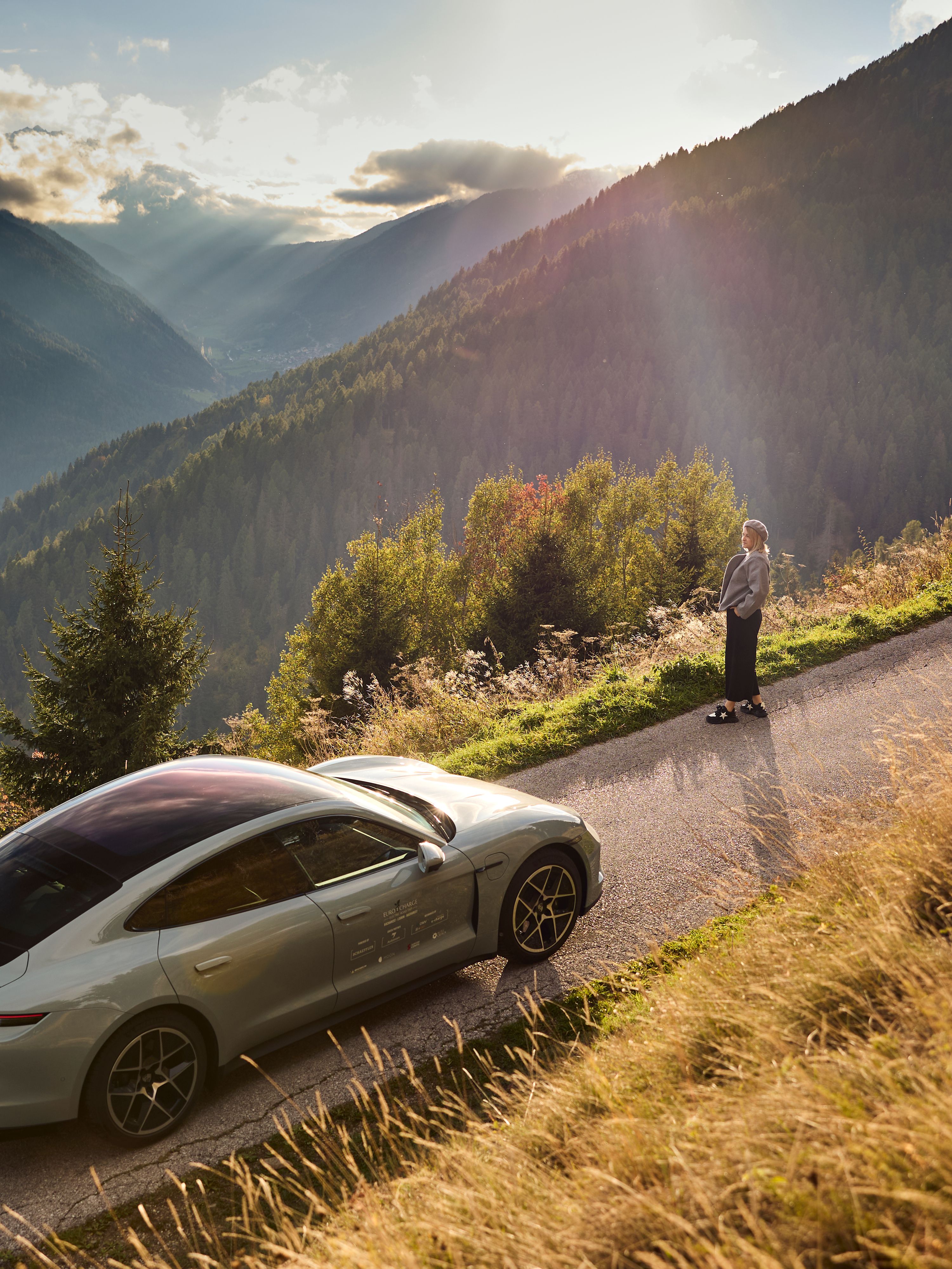 Auto jedoucí na horu po silnici