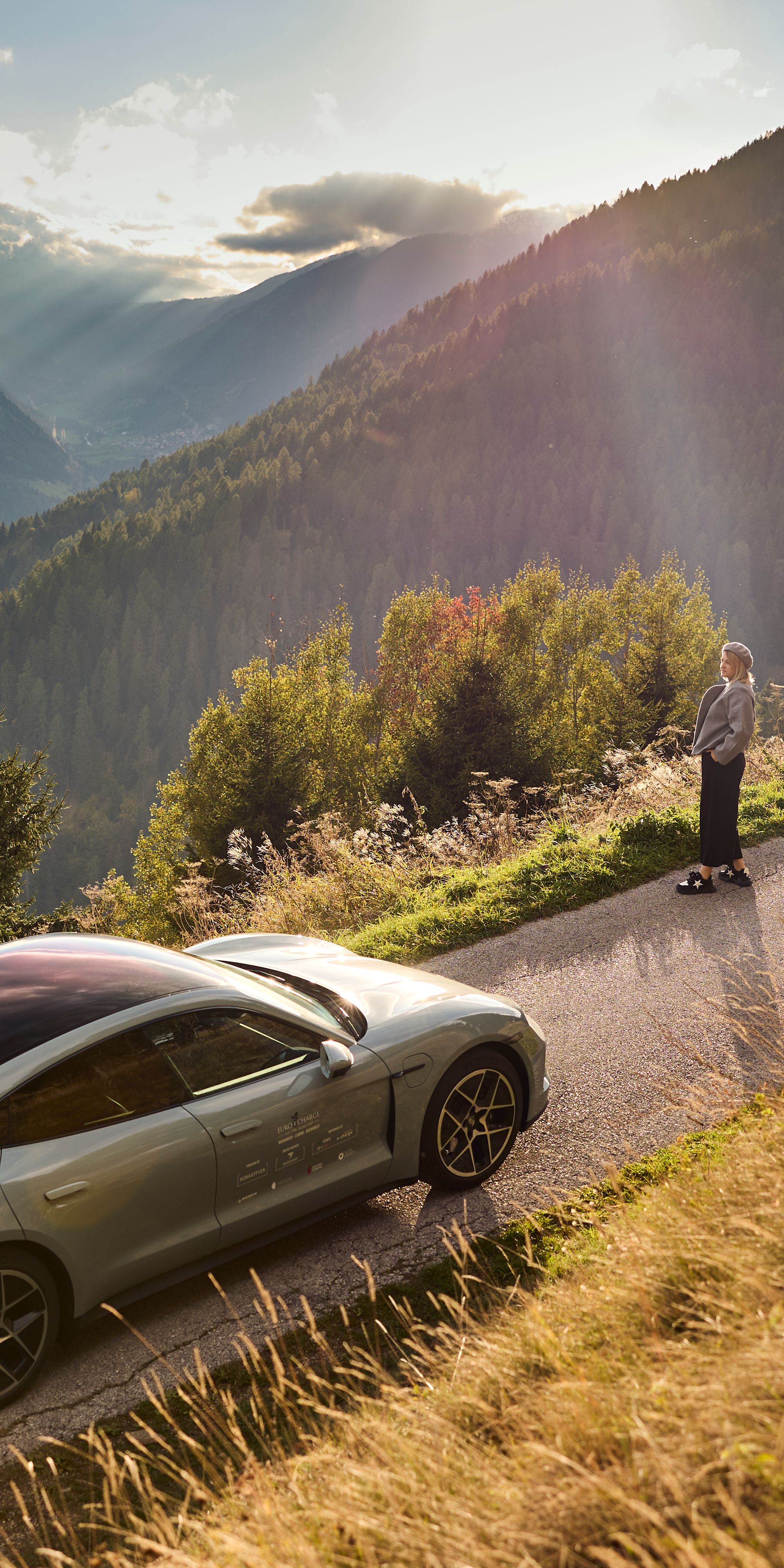 Auto jedoucí na horu po silnici