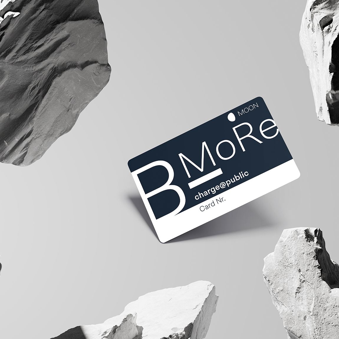 Nabíjecí karta mezi balvany