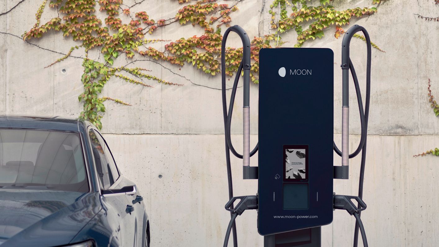 Auto je zaparkované vedle nabíjecí stanice