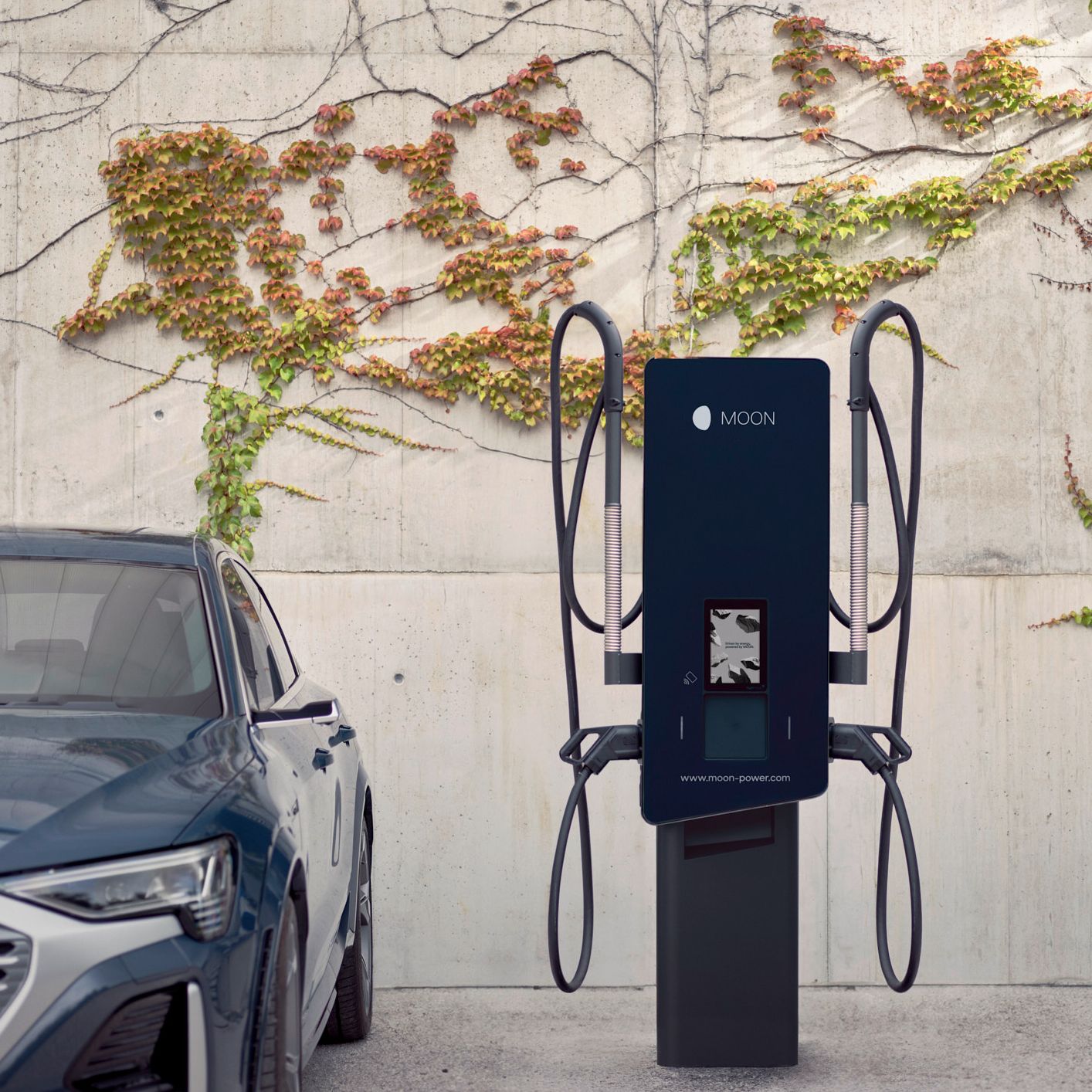 Auto je zaparkované vedle nabíjecí stanice