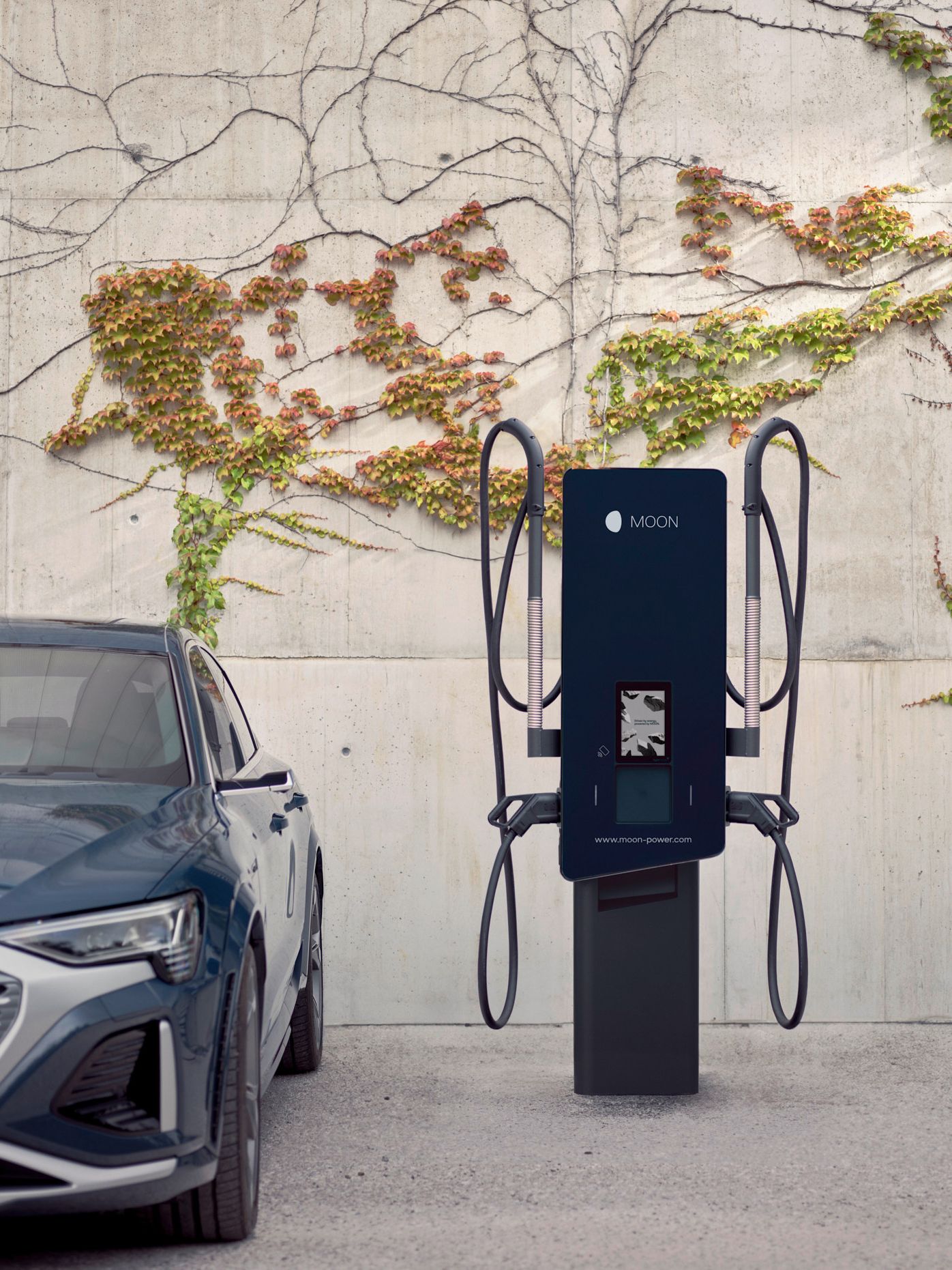 Auto je zaparkované vedle nabíjecí stanice