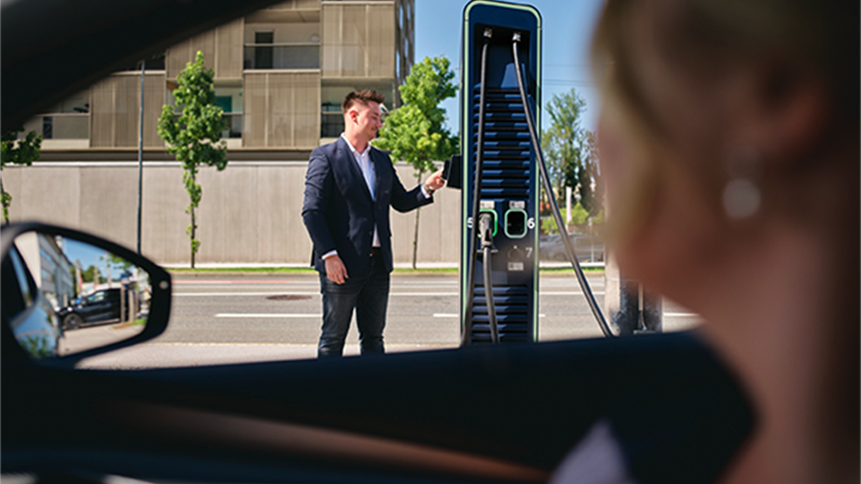 Muž drží kartu u nabíjecí stanice