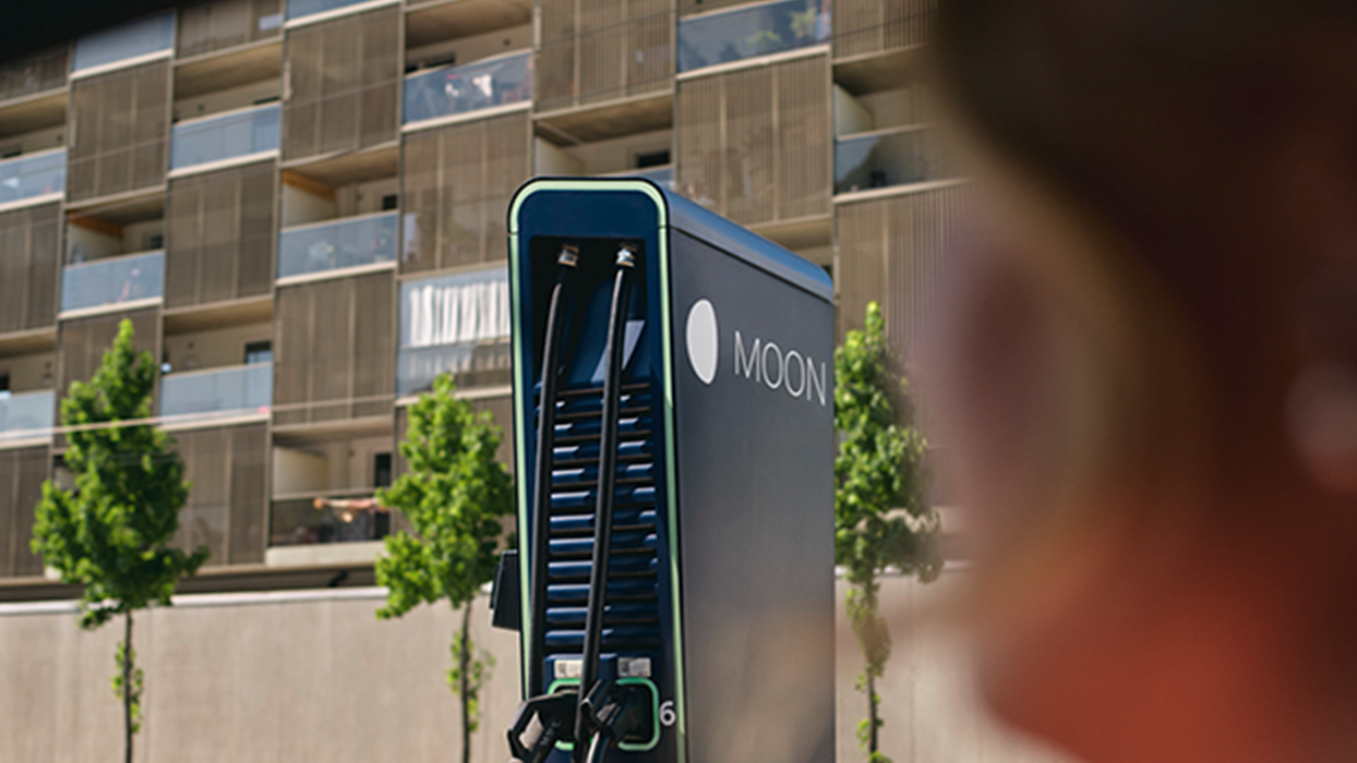 Nabíjecí stanice před ulicí