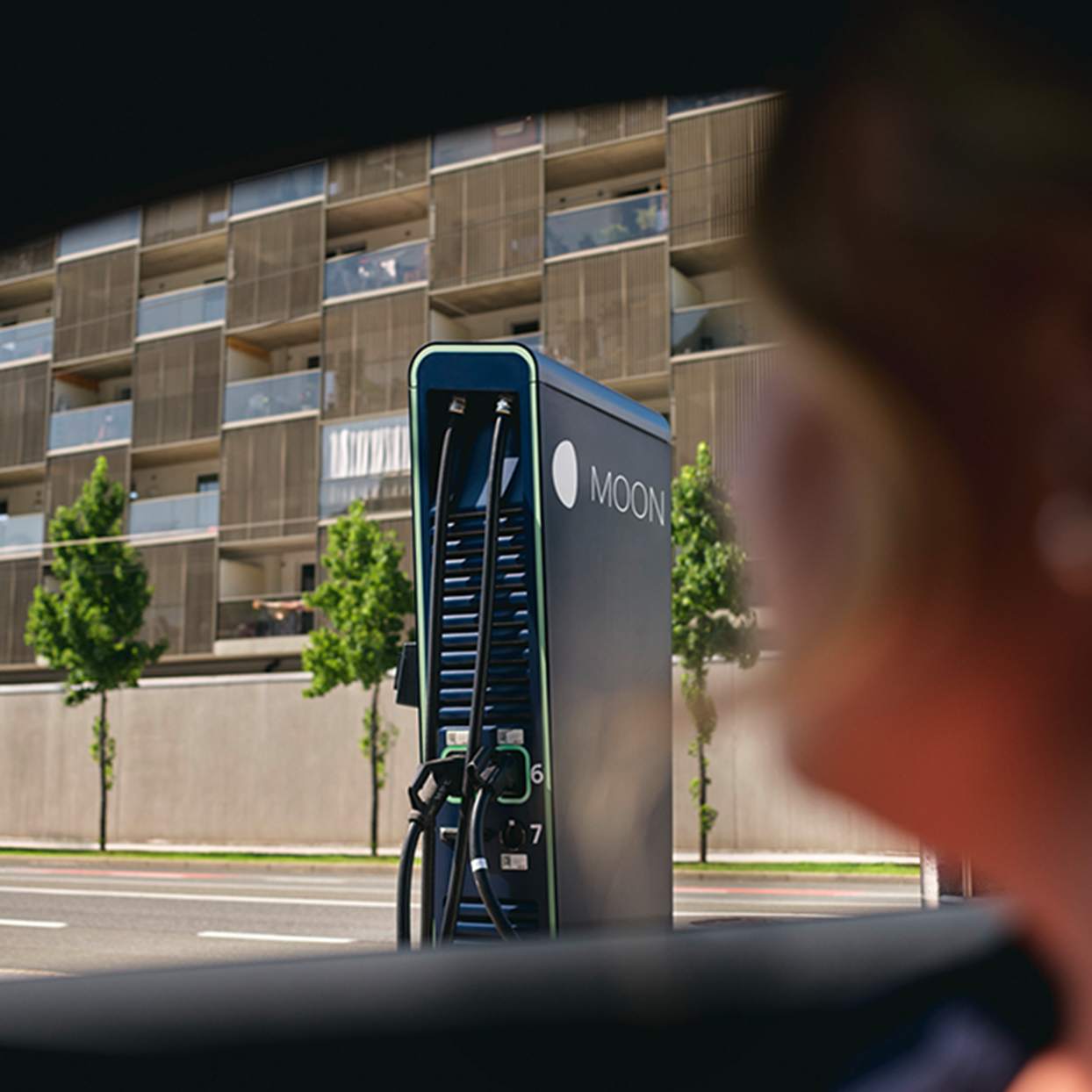 Nabíjecí stanice před ulicí