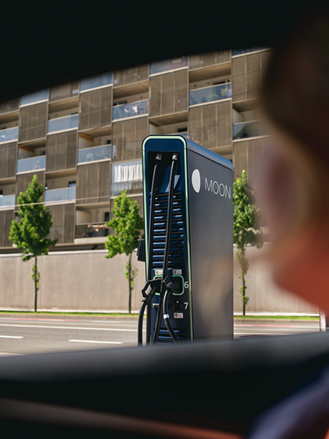 Nabíjecí stanice před ulicí