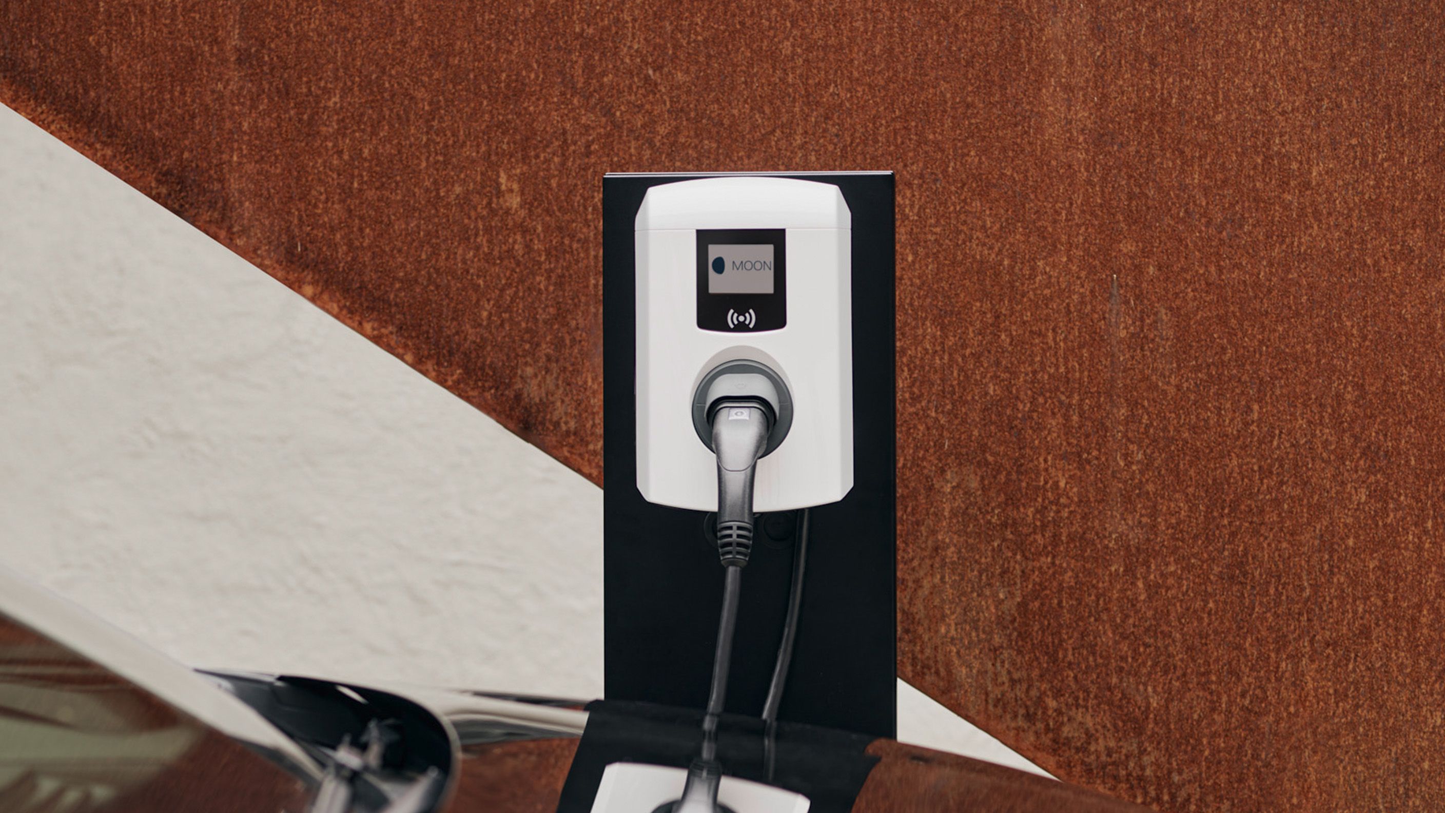 Nástěnná schránka za autem