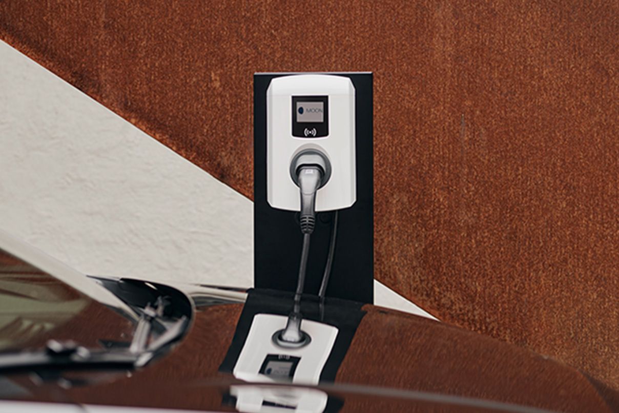 Nástěnná schránka za autem