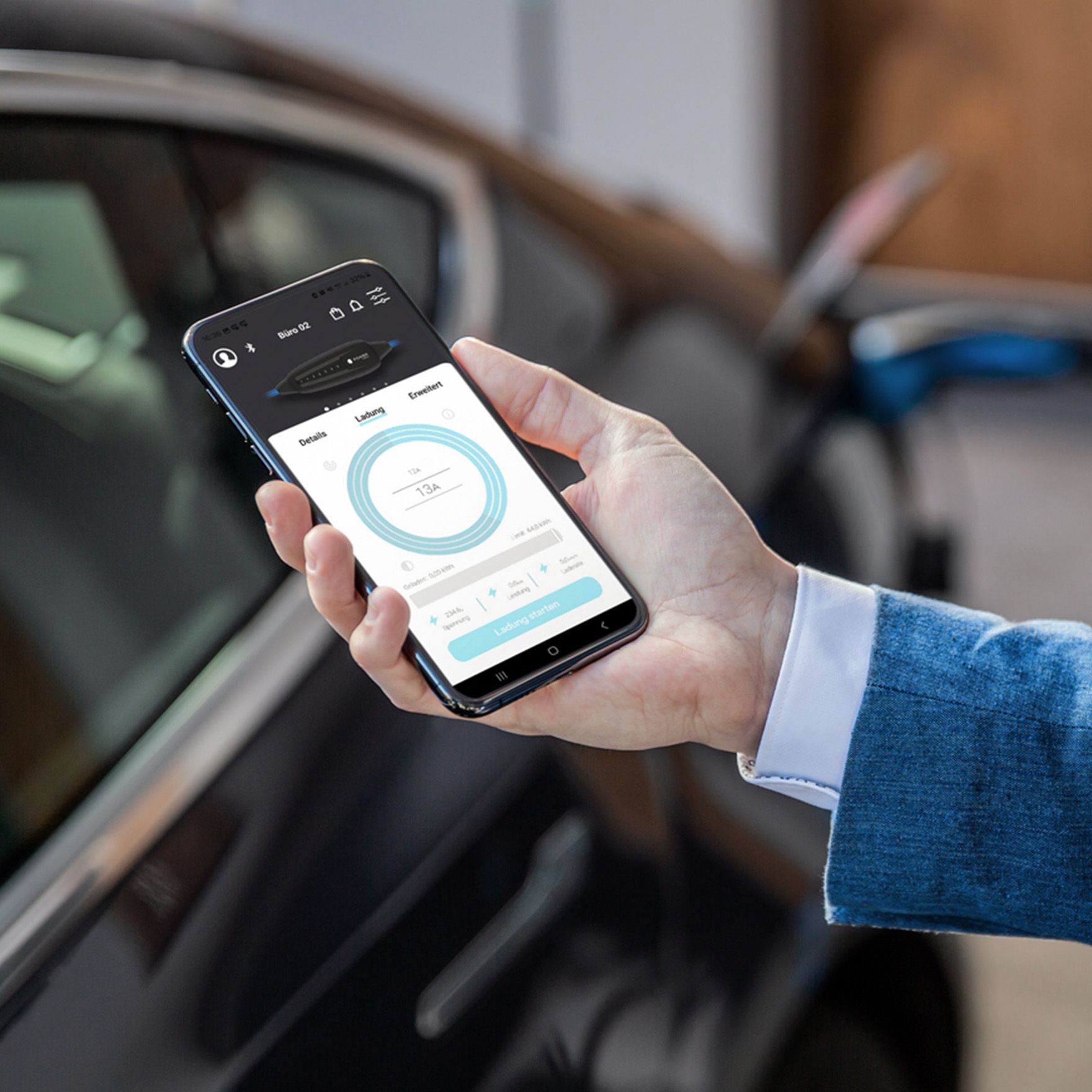 Osoba držící mobilní telefon s displejem zapnutým