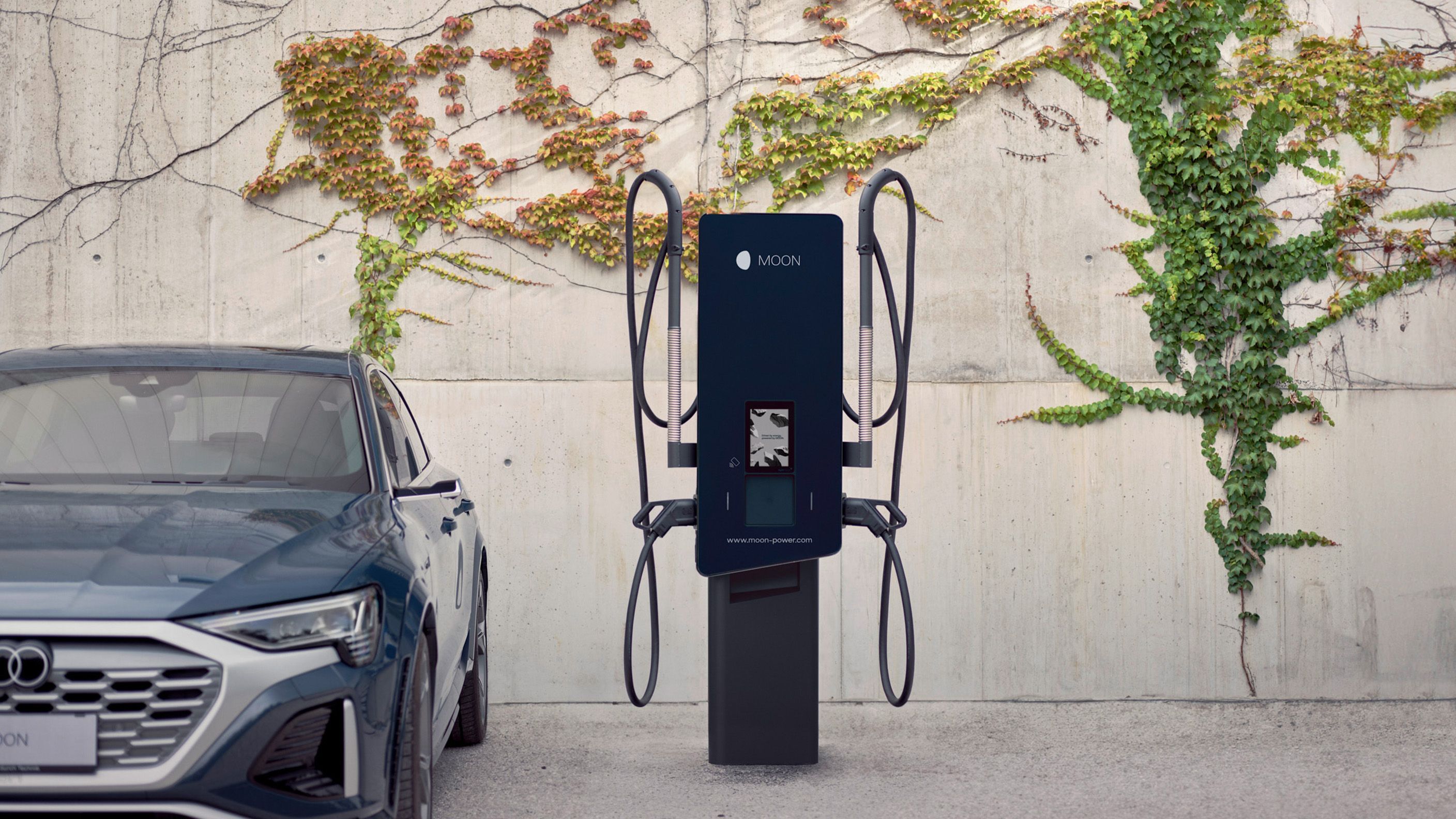 Nabíjecí stanice vedle auta