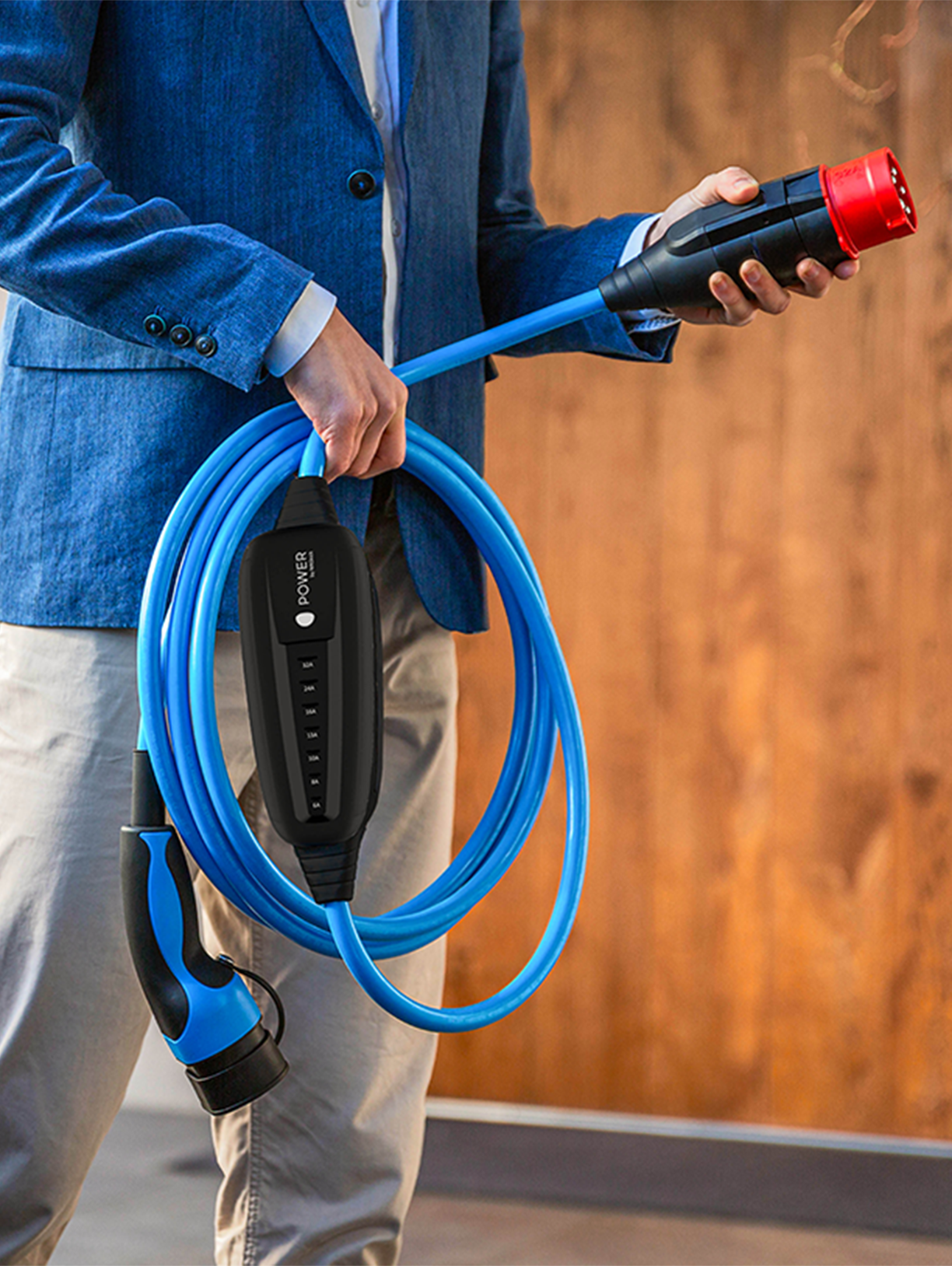 Osoba držící nabíjecí kabel MOON