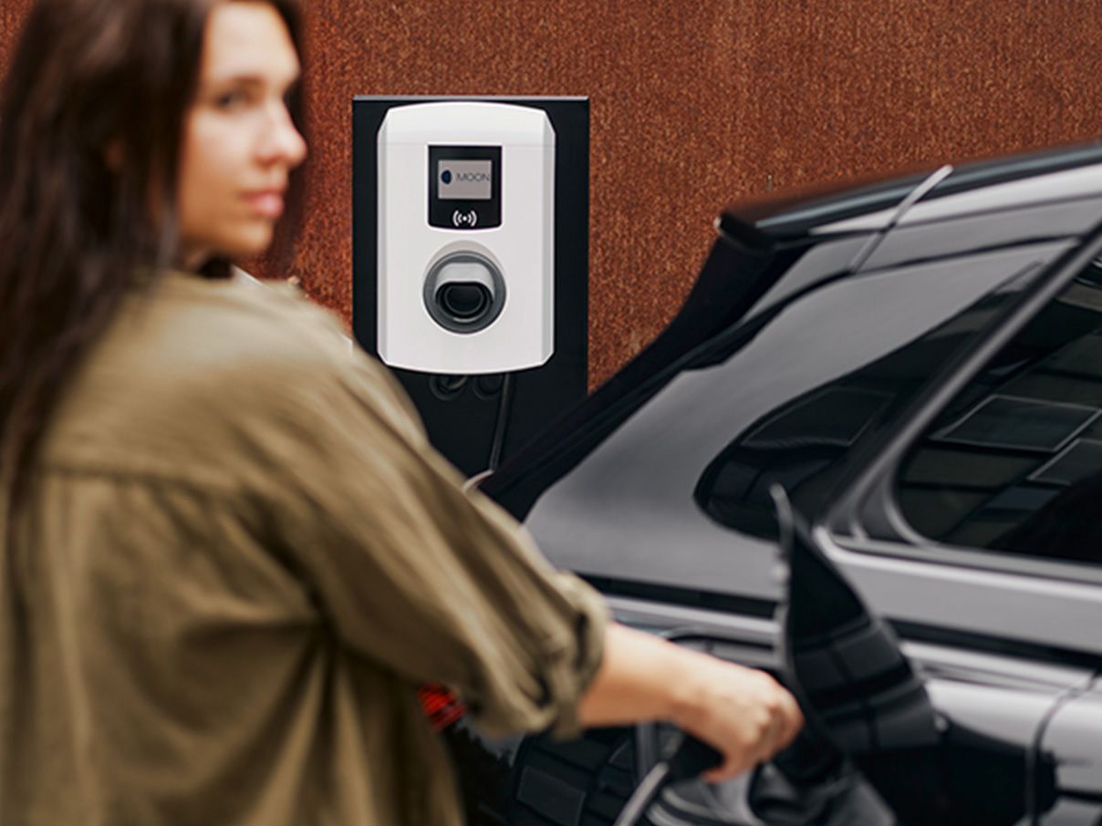 Žena zasunula kohoutkový ventil do auta