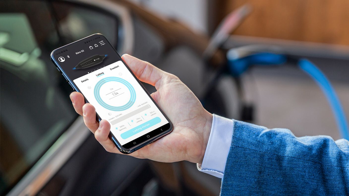 Displej mobilního telefonu se statistikami nabíjení