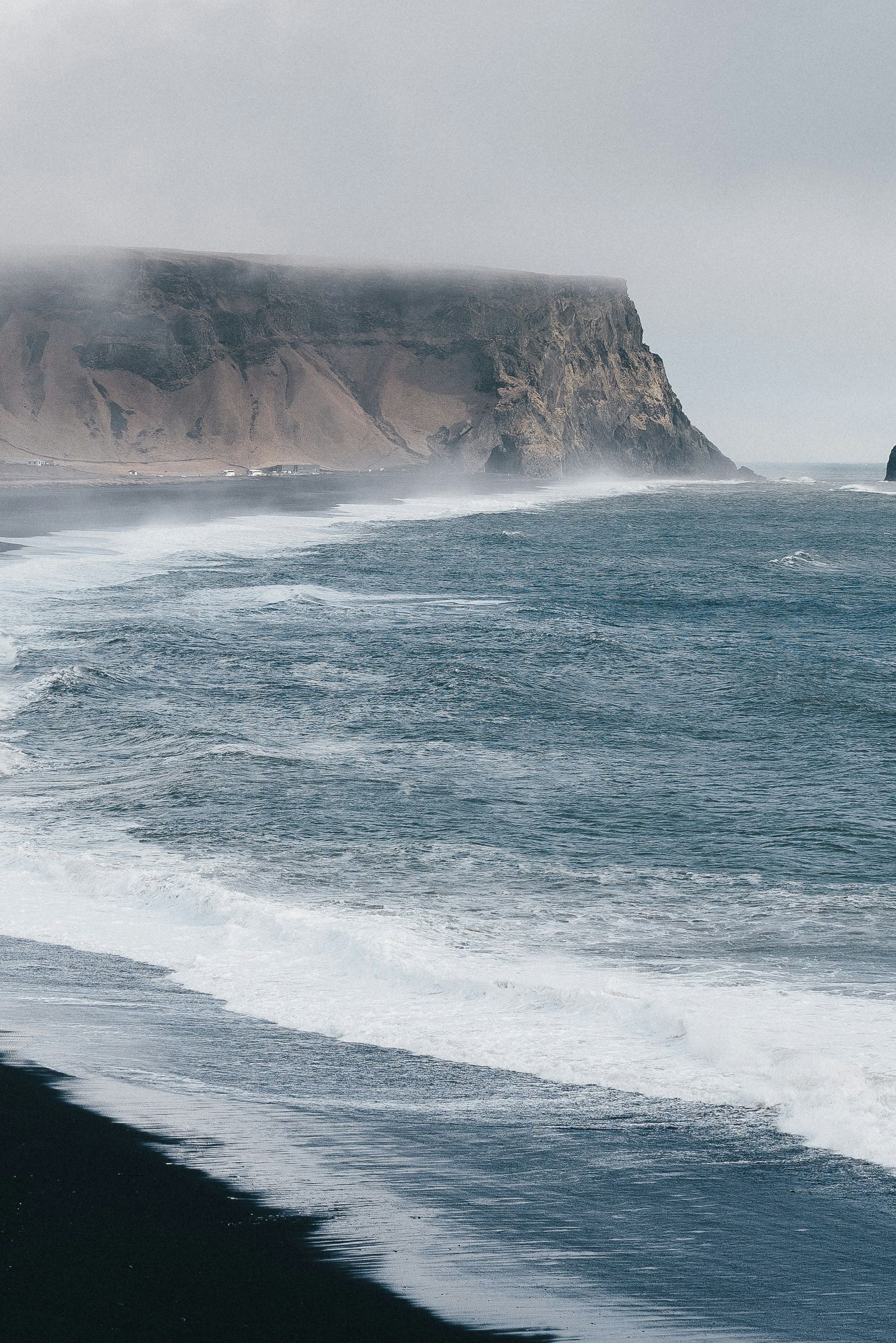 Pláž s zataženou oblohou