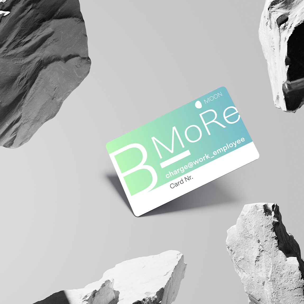 Nabíjecí karta mezi balvany