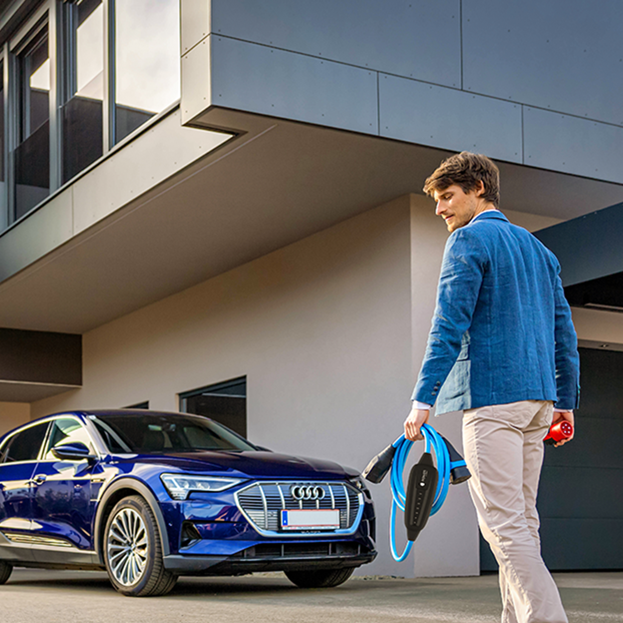 Osoba kráčí k autu s kabelem v ruce