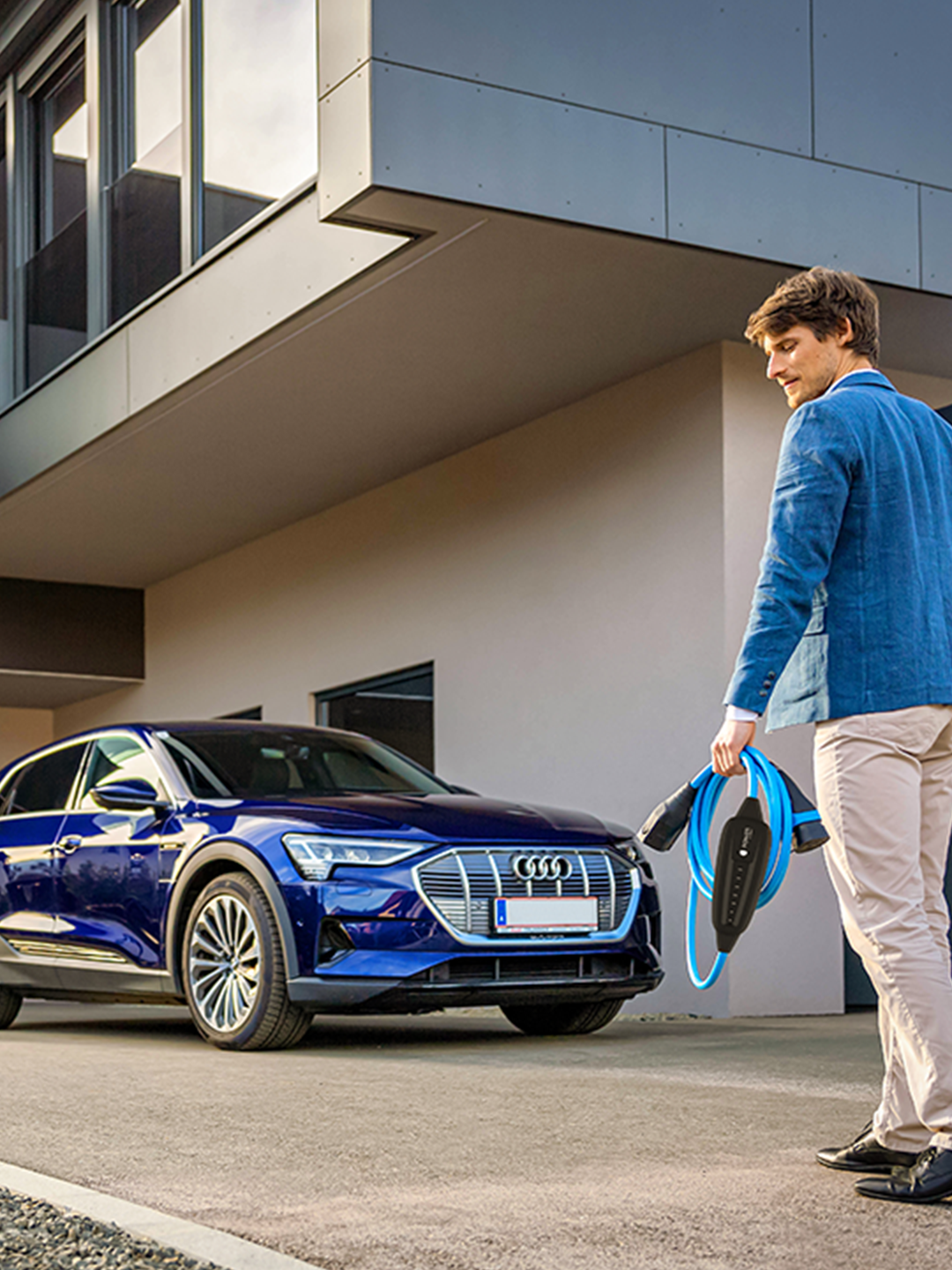 Osoba kráčí k autu s kabelem v ruce