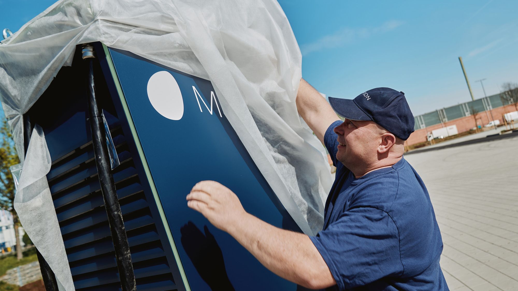 Muž vybaluje POWER Charger