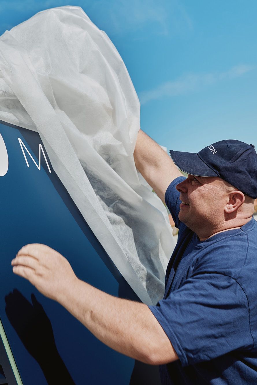 Muž vybaluje POWER Charger