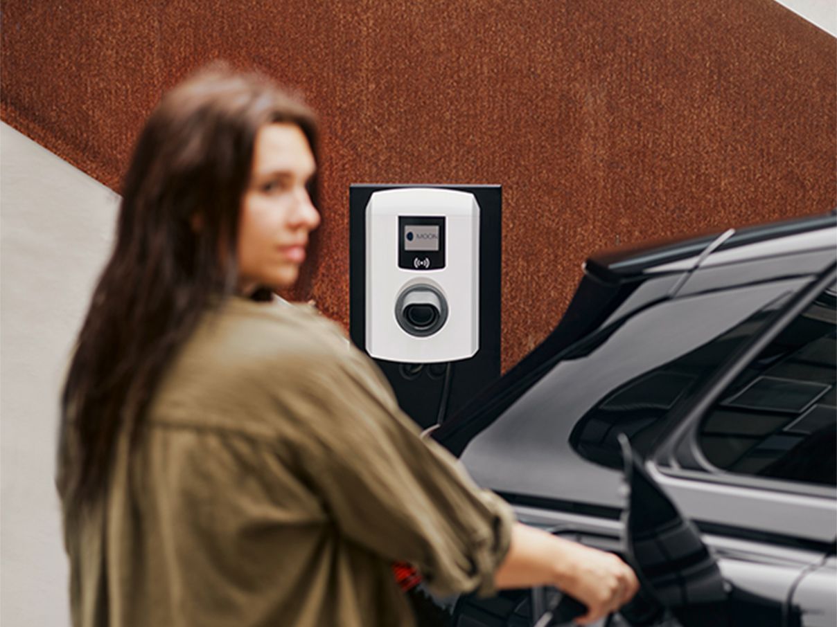 Žena nabíjejí auto s nástěnnou schránkou