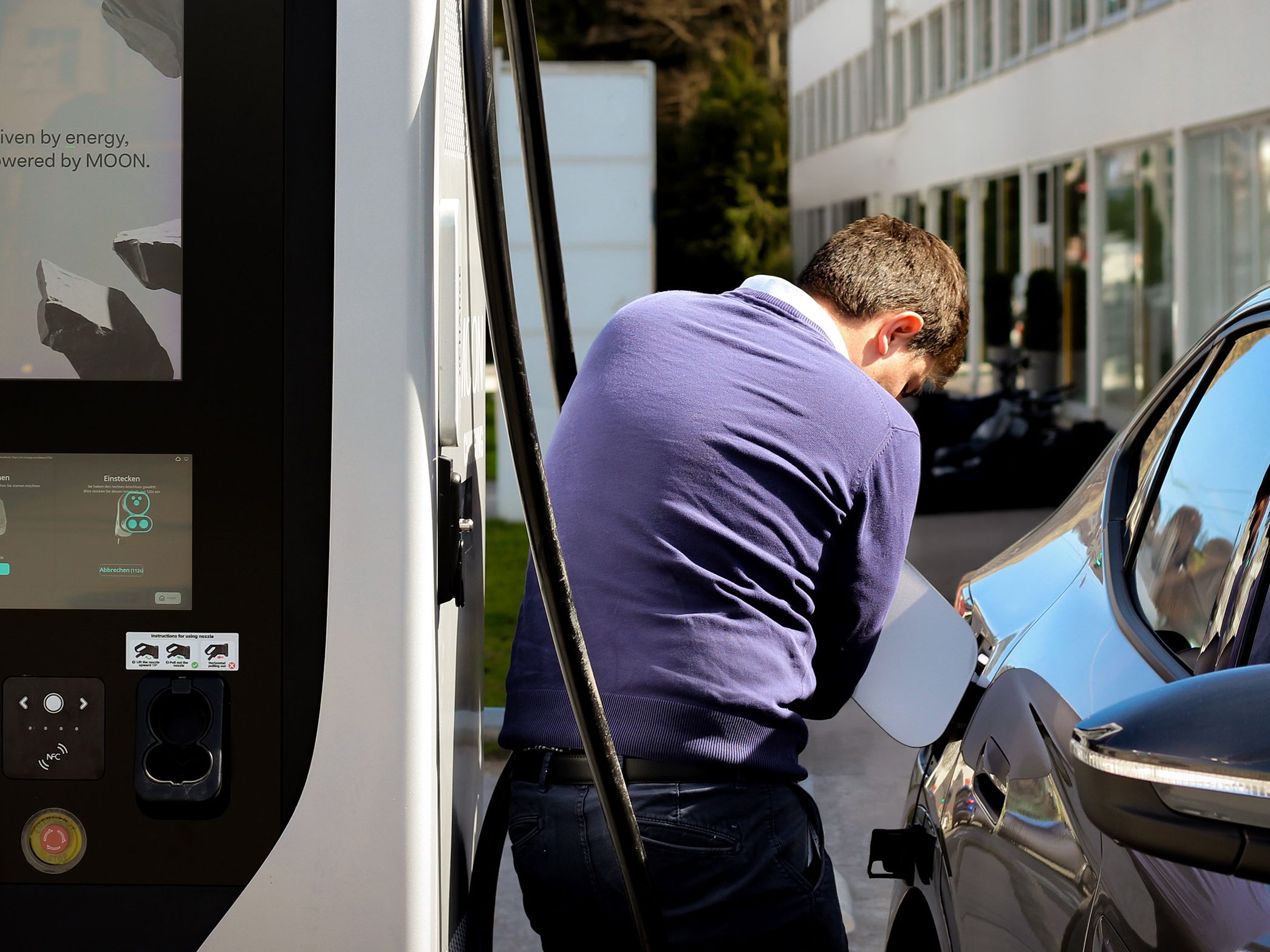 Muž otevírá víčko nádrže auta